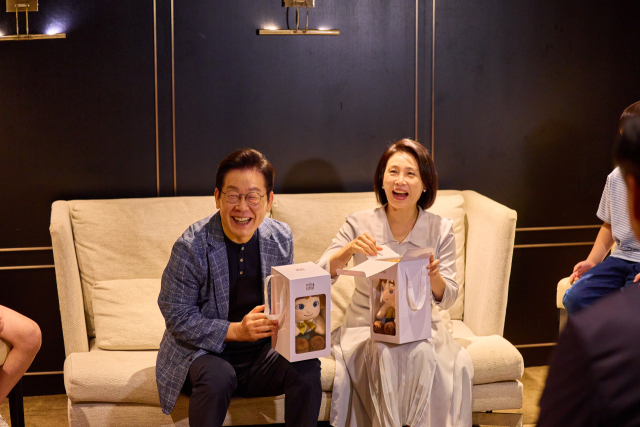 이재명 대통령과 김혜경 여사가 6일 서울 용산구의 한 영화관에서 영락보린원 원생 30여 명과 함께 한국 애니메이션 '킹 오브 킹스(The King of Kings)'를 관람하기 전 대화를 나누고 있다. 연합뉴스