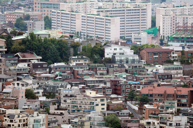 정부가 수도권 주택 공급 부족을 해소하고자 2030년까지 수도권에서 매년 신규 주택 27만가구 착공을 추진한다. 총 135만가구 공급이 목표다. 한국토지주택공사(LH)가 주택용지를 민간에 매각하지 않고 직접 시행하는 방식으로 공급 속도를 늘리고, 수요자들이 선호하는 도심 공급 확대를 위해 노후시설과 유휴부지 등을 최대한 활용한다. 정부는 7일 부동산관계장관회의를 거쳐 이같은 내용의 주택공급 확대 방안을 발표했다. 사진은 이날 서울 남산에서 바라면 서울 시내 아파트 등 주택 단지. 연합뉴스