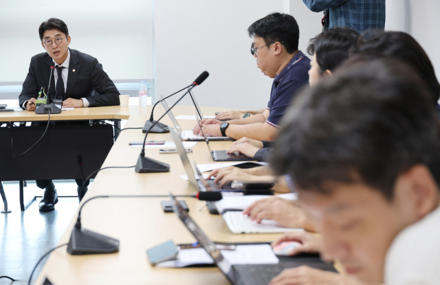 5일 서울 여의도 국회 의원회관에서 열린 더불어민주당 언론개혁특별위원회 기자설명회에서 노종면 의원이 발언하고 있다. 연합뉴스