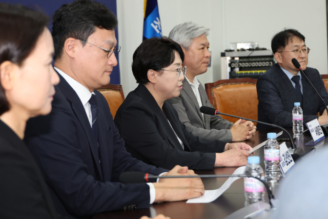 조국혁신당 김선민 당대표 권한대행이 7일 서울 여의도 국회에서 당내 성 비위 사건에 대한 책임을 지고 지도부 총사퇴 의사를 밝히고 있다. 연합뉴스