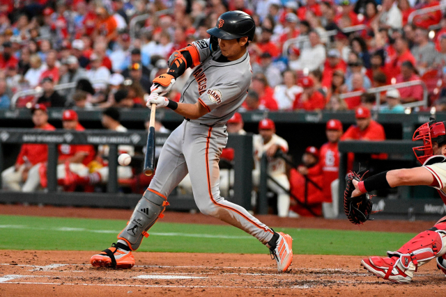 샌프란시스코 자이언츠 이정후가 7일(한국 시간) 2025 미프로야구 메이저리그 세인트루이스 카디널스전에서 3회 안타를 쳐내고 있다. AFP연합뉴스