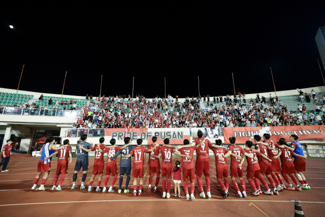 부산아이파크 선수들이 지난 6일 부산 구덕운동장에서 열린 수원삼성과의 경기에서 승리한 뒤 관중들과 함께 기뻐하고 있다. 부산아이파크 제공