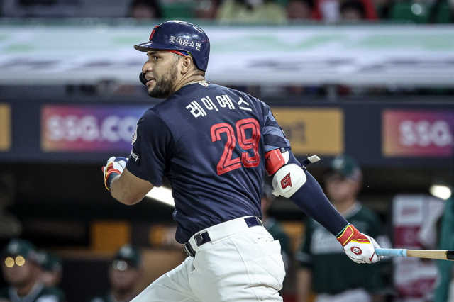 롯데 자이언츠 빅터 레이예스가 지난 5일 인천 문학경기장에서 열린 2025 프로야구 SSG 랜더스전에서 적시타를 터뜨리고 있다. 롯데 자이언츠 제공