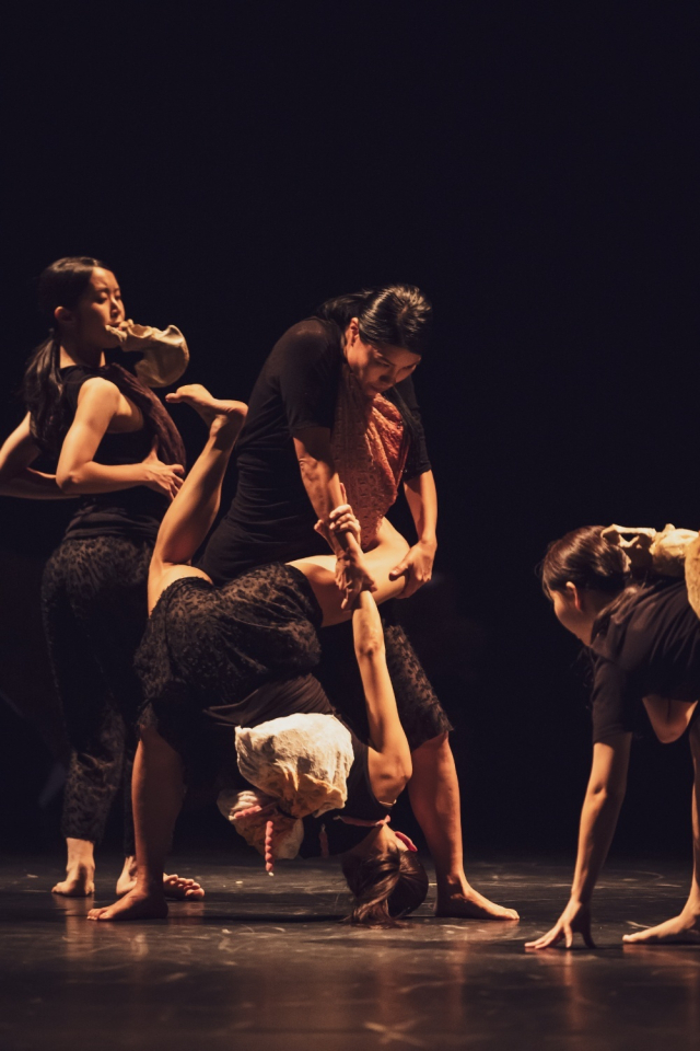 국립현대무용단 '코레오 커넥션' 안선희 안무 '두 겹의 몸' 공연 모습. ⓒ황승택, 국립현대무용단 제공