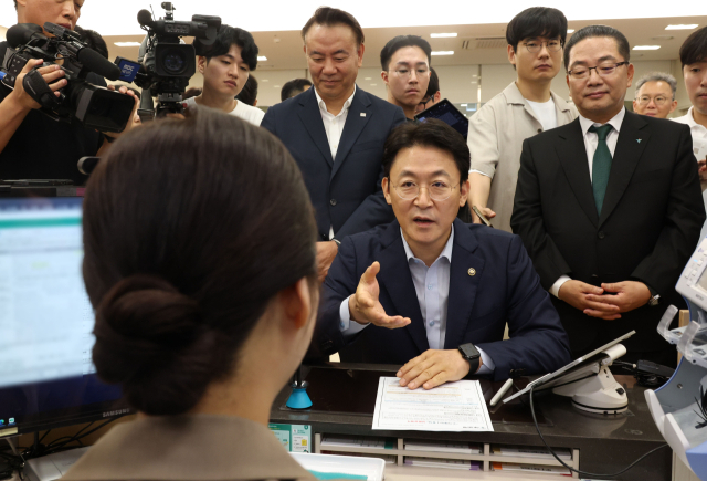 예금자보호한도가 상향된 지난 1일 권대영 금융위원회 부위원장이 서울 중구 하나은행 본점을 방문해 예금상품 가입을 하고 있다. 연합뉴스