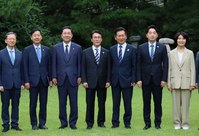 김민석 국무총리가 7일 서울 종로구 총리공관에서 열린 고위당정협의회에서 더불어민주당 정청래 대표, 강훈식 대통령 비서실장 등 참석자들과 기념촬영을 하고 있다. 왼쪽부터 정성호 법무부 장관, 구윤철 부총리 겸 기획재정부 장관, 더불어민주당 김병기 원내대표, 김 총리, 더불어민주당 정청래 대표, 강훈식 대통령 비서실장, 더불어민주당 한정애 정책위의장. 연합뉴스
