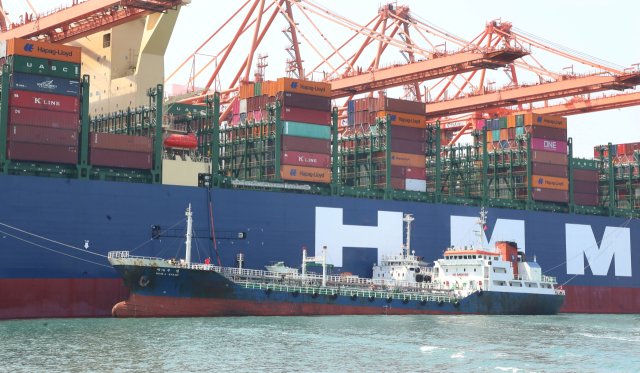 HMM의 세계 최대 컨테이너선 알헤시라스호가 2020년 4월 부산 신항에 처음 입항한 모습. 연합뉴스