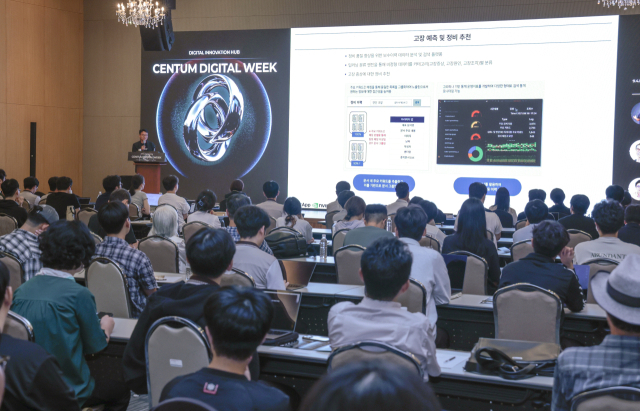 지난 4일 경남정보대 센텀캠퍼스에서 열린 ‘2025 센텀 디지털 위크’ 컨퍼런스에서 42MARU 김동환 대표가 주제 발표를 하고 있다. 정대현 기자 jhyun@