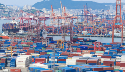 수출입 컨테이너 화물로 가득 찬 부산항 신선대부두 전경. 김종진 기자 kjj1761@