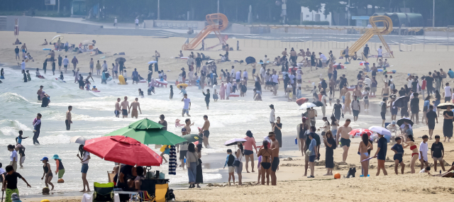 부산 해운대해수욕장이 연장 개장 첫 주말인 7일 피서객들로 붐비고 있다. 김종진 기자 kjj1761@