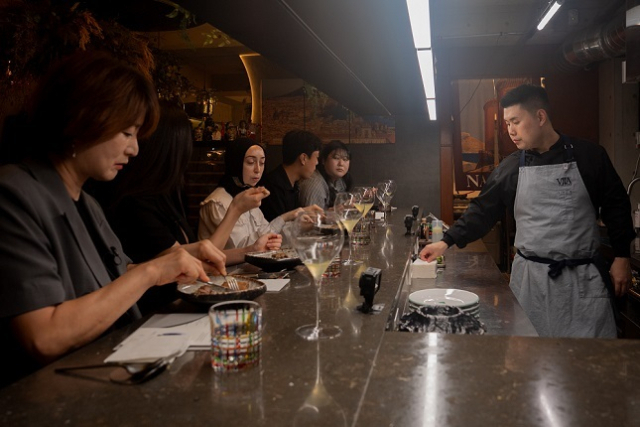 농림축산식품부는 유명 요리 프로그램 ‘흑백요리사’ 최종 우승자이며 ‘나폴리맛피아’라는 별명으로 활약 중인 권성준 셰프와 함께 9월 5일~6일 이틀간 ‘청년식탁’ 파인다이닝 행사를 성황리에 진행했다. 농식품부 제공