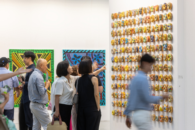 지난 3~7일 서울 강남구 코엑스에서 열린 '키아프 서울 2025' 전시 현장을 관람객들이 돌아보고 있다. 키아프 제공