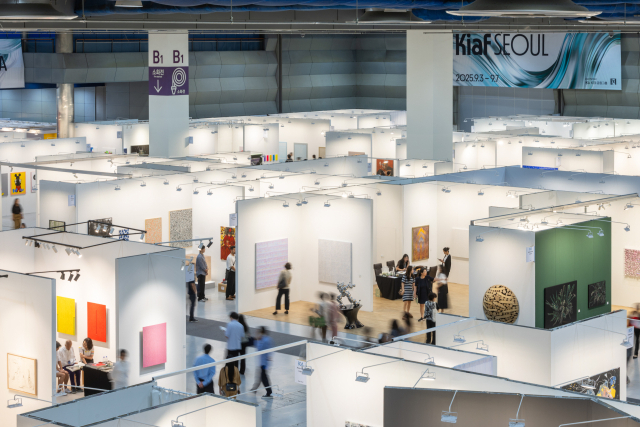 지난 3~7일 서울 강남구 코엑스에서 열린 '키아프 서울 2025' 전시 현장. 키아프 제공