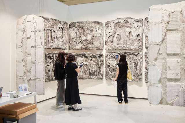 지난 3~6일 서울 강남구 코엑스에서 열린 '프리즈 서울' 전시 현장을 관람객들이 돌아보고 있다. 프리즈 제공