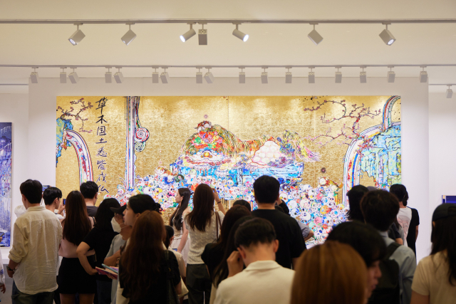 지난 3~6일 서울 강남구 코엑스에서 열린 '프리즈 서울' 전시 현장을 관람객들이 돌아보고 있다. 프리즈 제공