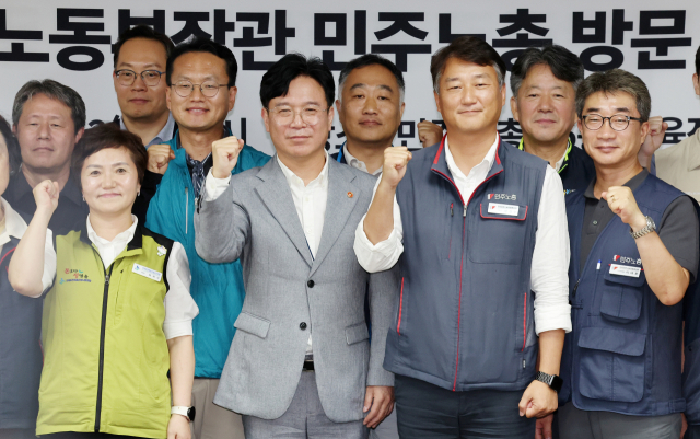 김영훈 고용노동부 장관(앞줄 왼쪽 두 번째)이 지난달 12일 서울 중구 전국민주노동조합총연맹에서 열린 간담회에 참석해 양경수 민주노총 위원장(앞줄 왼쪽 세 번째)을 비롯한 참석자들과 함께 기념촬영을 하고 있다. 연합뉴스