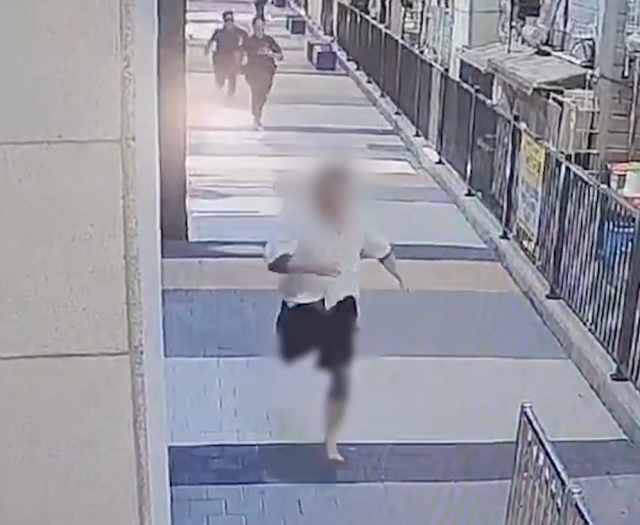 지난 4일 부산 해운대구 구남로 일대에서 도주 중인 20대 남성 수배자 A 씨. 부산경찰청 제공