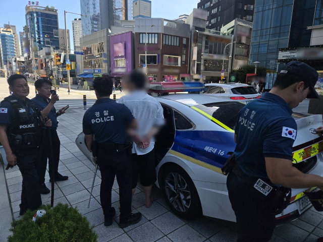 지난 4일 부산 해운대구 구남로에서 검거된 20대 남성 수배자 A 씨. 부산경찰청 제공