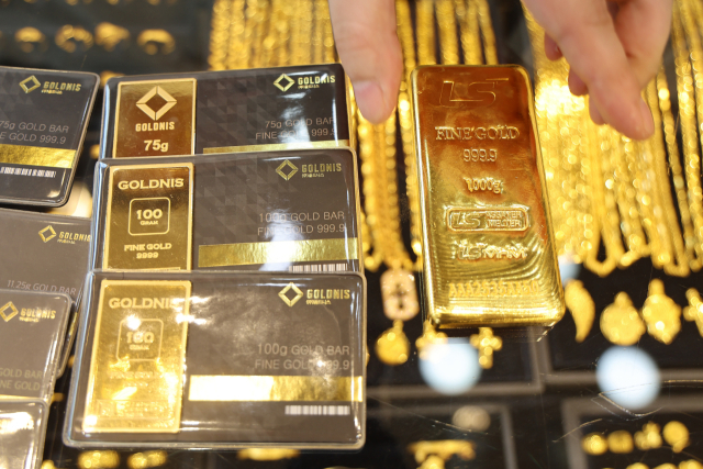 서울 종로구 한쥬얼리에 놓인 골드바. 연합뉴스