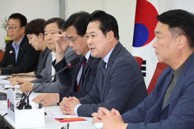 국민의힘 장동혁 대표가 7일 서울 여의도 국회에서 미국 이민당국의 한국 기업 직원 구금 사태와 관련해 열린 외교 현안 대책회의에서 사태 해결에 이재명 대통령이 나설 것을 요구하고 있다. 연합뉴스