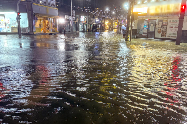 기후변화 대응에 적극적으로 나서지 않을 경우 이로 인한 극한 고온과 강수로 우리나라 소비자물가 상승률이 장기간 큰 폭의 상승 압력을 받을 것이라는 경고가 나왔다. 7일 밤 전북 군산시 나운동 상가 일대 모습. 연합뉴스