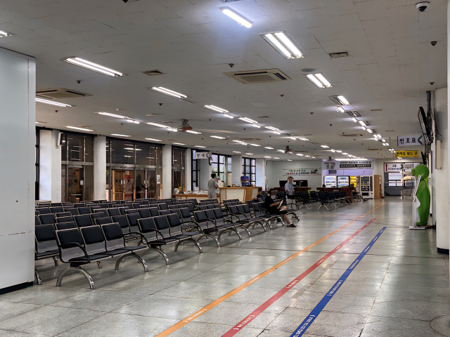 올해 운전면허 갱신 대상자가 역대 최다로 늘었지만 부산 지역 운전면허 갱신율은 49.5%에 그치고 있다. 사진은 지난 4일 부산 남구 남부운전면허시험장 모습. 한국도로교통공단 제공