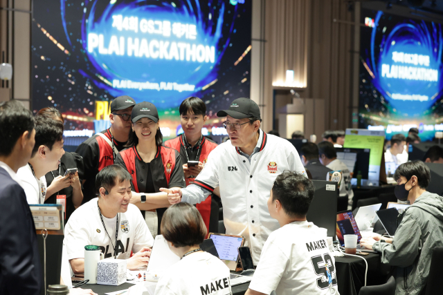 GS그룹 허태수 회장이 8일 웨스틴 서울 파르나스에서 열린 제 4회 GS그룹 해커톤에서 참가직원들을 격려하고 있다. GS그룹 제공