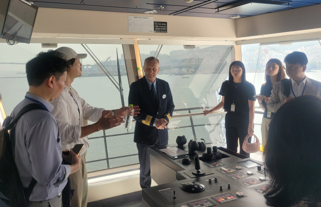 로얄캐리비안 에이전트 행사 참석자들이 ‘스펙트럼 오브 더 씨즈’ 선내를 둘러보고 있다.