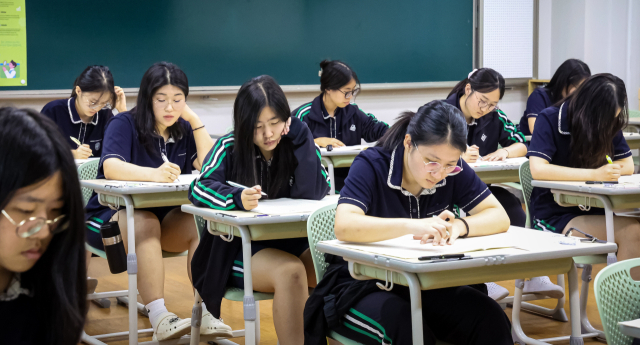 2026학년도 대학수학능력시험 9월 모의평가가 실시된 지난 3일 부산 금정구 부산대사범대학부설고등학교 3학년 교실에서 수험생들이 문제를 풀고 있다. 김종진 기자 kjj1761@