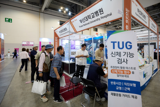 지난 5~6일 부산 벡스코에서 열린 국내 최대 규모 의료관광 전시회 ‘부산국제의료관광컨벤션’은 새 시장 개척과 비전 모색의 뜻깊은 장이 됐다. 바이어와 참관객들로 성황을 이룬 행사 모습. 부산권의료산업협의회 제공