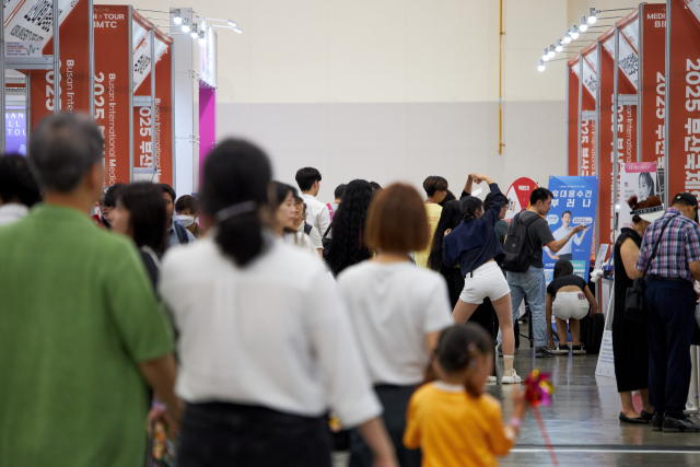 지난 5~6일 부산 벡스코에서 열린 국내 최대 규모 의료관광 전시회 ‘부산국제의료관광컨벤션’은 새 시장 개척과 비전 모색의 뜻깊은 장이 됐다. 바이어와 참관객들로 성황을 이룬 행사 모습. 부산권의료산업협의회 제공
