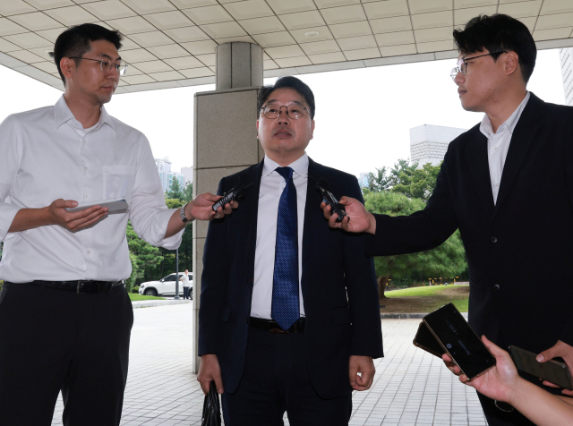 노만석 검찰총장 직무대행이 8일 대검찰청에 출근하며 취재진 질문에 답하고 있다. 연합뉴스