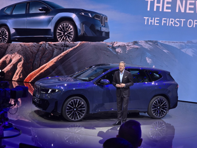 올리버 집세 BMW그룹 회장이 독일 뮌헨에서 9일(현지시간) 개막한 ‘IAA 모빌리티 2025’에서 ‘노이어 클라쎄 프로젝트’의 첫 번째 양산형 모델인 ‘BMW 뉴 iX3’를 소개하고 있다.한국자동차기자협회 제공