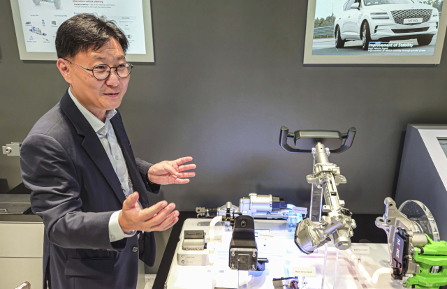 현대모비스 허재웅 제동연구실장(상무)이 브레이크 바이 와이어 기술을 설명하고 있다.한국자동차기자협회 제공