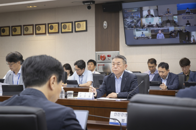 김준동 한국남부발전 사장이 8일 ‘CEO 주관 현안점검회의’를 개최하고, 주요 이슈사항을 살펴보고 있다. 남부발전 제공