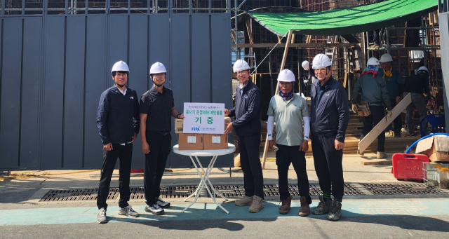 김국주 한국어촌어항공단 남동해지사장(왼쪽 2번째)이 거제시 어촌뉴딜사업 현장근로자에게 온열재해 예방물품을 전달하는 모습. 어촌어항공단 제공