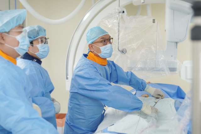 동남권원자력의학원 심뇌혈관센터 김성만과장이 심장혈관질환 시술을 하고 있다. 동남권원자력의학원 제공