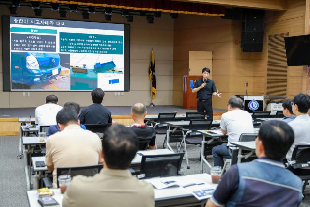 울산항만공사(UPA)가 최근 국내항만에서 발생항 줄잡이 종사자 사망사례 대응 차원에서 울산항 항만용역업 종사자 안전역량 강화 교육을 실시하고 있다. UPA 제공