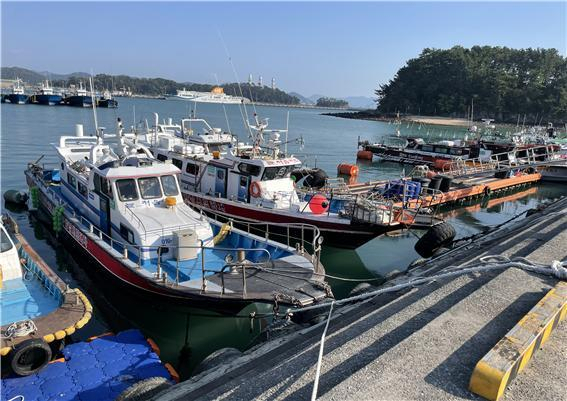가을철 성수기에는 한 해 낚시어선 이용객의 3분의 1 이상이 몰리면서 구명조끼 착용과 해양안전 모바일 애플리케이션(앱, App) 활용 등 스스로 지키는 안전 수칙이 필수 과제로 떠오르고 있다. 해수부 제공