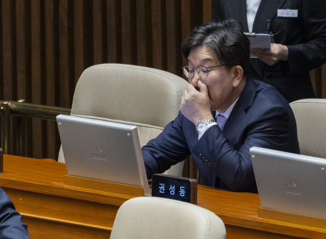 국민의힘 권성동 의원이 9일 국회에서 열린 본회의에 참석해 자리에 앉아 있다. 연합뉴스