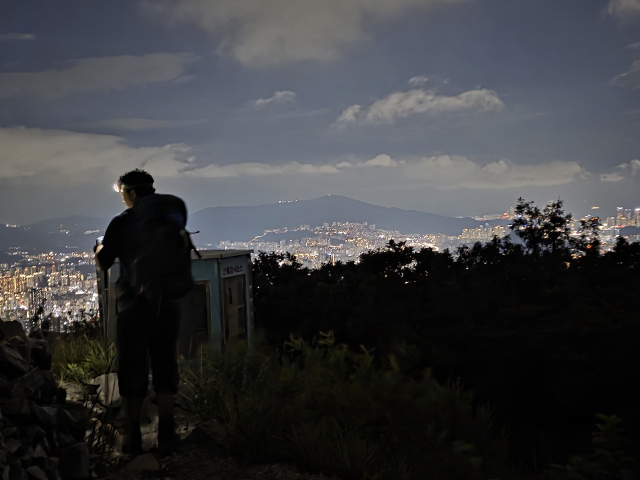 매봉이에 오르니 벌써 어둠이 내리고 도시가 불빛으로 밝아졌다. 하루가 무척 길다.