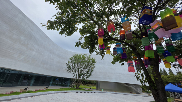 진주 실크박물관 옆에 실크등 길이 조성된다. 빠르면 이달 중하순에는 실크등 길이 본격적으로 운영될 전망이다. 김현우 기자