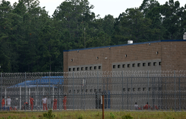 8일(현지시간) 미국 당국의 이민단속으로 체포된 현대차-LG엔솔 배터리공장 건설 현장 직원들이 수감돼 있는 조지아주 포크스턴의 이민세관단속국(ICE) 구금시설 모습. 연합뉴스