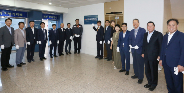 창원상공회의소·경남도·고용노동부 창원지청·창원출입국외국인사무소 등 기관 관계자들이 9일 오전 창원상의 3층에서 경남비자지원센터 개소식을 열고 기념 사진을 찍고 있다. 창원상의 제공