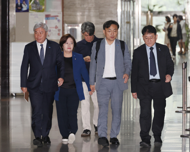 조국혁신당 서왕진, 신장식 등 의원들이 8일 서울 여의도 국회에서 열린 의원총회에 참석하고 있다. 연합뉴스