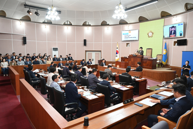 거제시의회는 27일 개의하는 제258회 임시회에서 거제시가 제출한 민생회복지원금 추가경정예산안을 심의한다. 사진은 지난 회기 본회의 모습. 부산일보DB