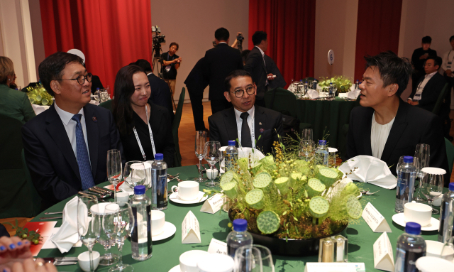 최휘영 문화체육관광부 장관이 8월 26일 경북 경주 우양미술관에서 열린 '2025 APEC 문화산업고위급대화 환영만찬 리셉션'에서 박진영 JYP엔터테인먼트 창의성총괄책임자 등 참석자들과 대화를 나누고 있다. 연합뉴스