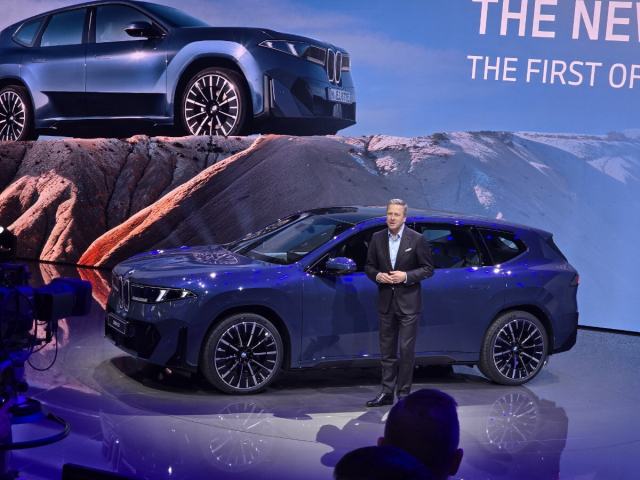 올리버 집세 BMW그룹 회장이 8일(현지시간) 독일 뮌헨에서 열린 IAA 모빌리티 2025에서 노이어 클라쎄 프로젝트’ 첫 양산형 모델 ‘BMW 뉴 iX3’를 소개하고 있다. 한국자동차기자협회 제공