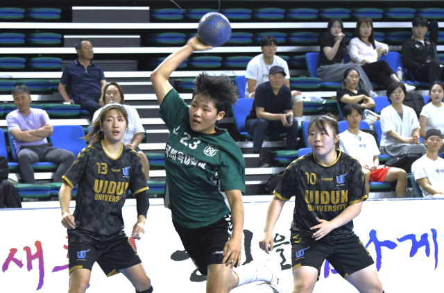 한국체대 조유희(가운데)가 9일 2025 전국대학핸드볼 통합선수권대회 여대부 1부 위덕대전에서 슈팅을 시도하고 있다. 대한핸드볼협회 제공