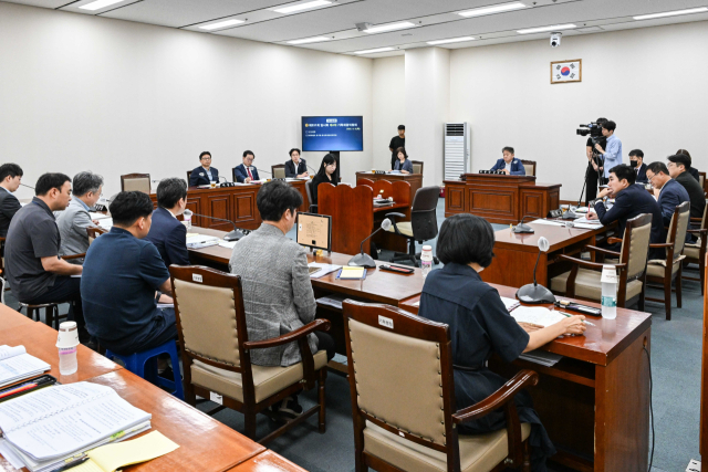 부산시의회 기획재경위원회가 9일 ‘2026년도 정기분 공유재산관리계획안’을 심의하고 있다. 부산시의회 제공